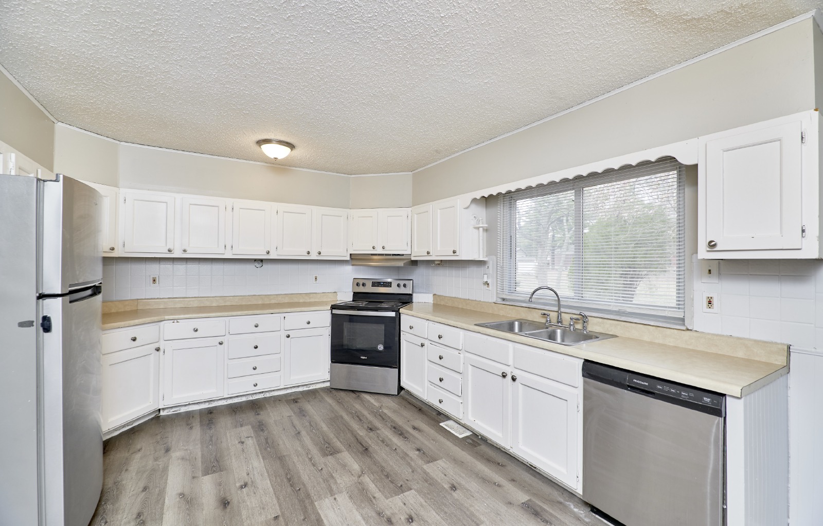 2551 Hedgerow Dr property image