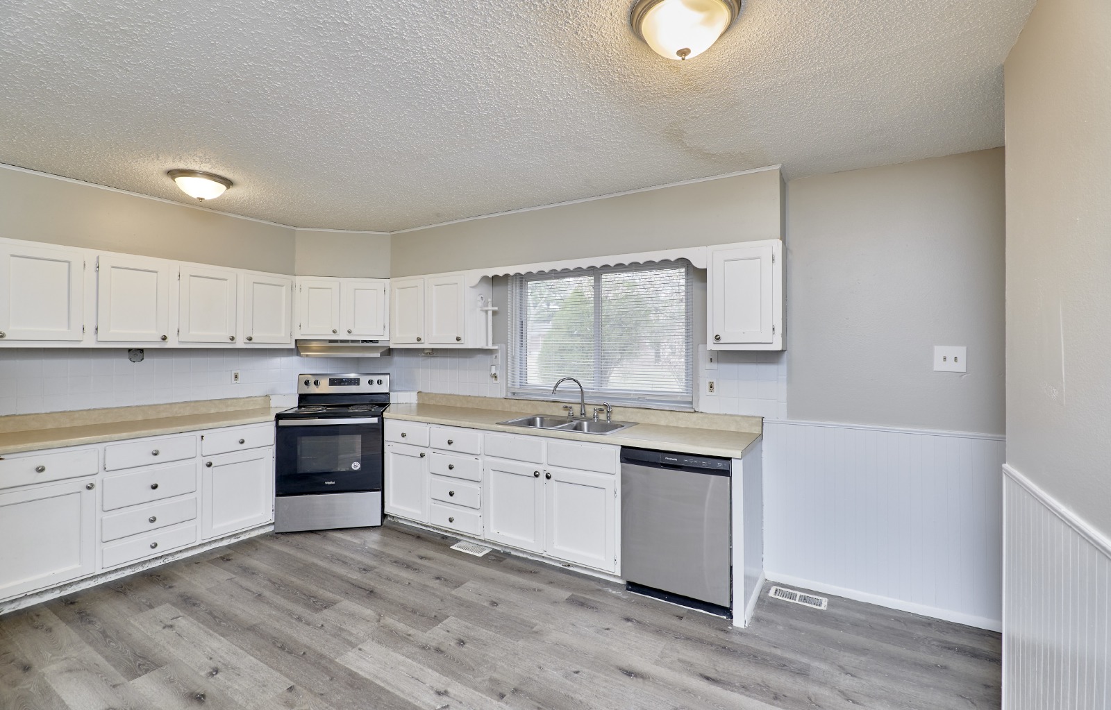 2551 Hedgerow Dr property image