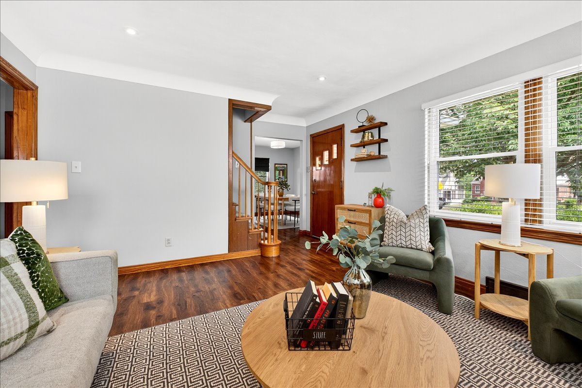 945 Liggett Ave property image