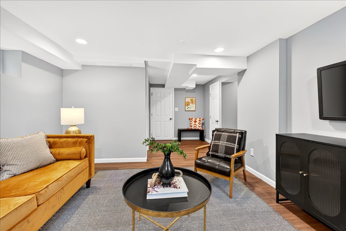 945 Liggett Ave property image
