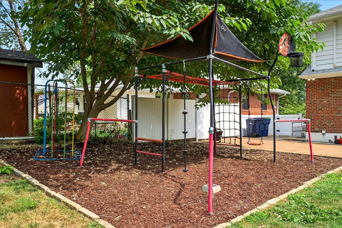 945 Liggett Ave property image
